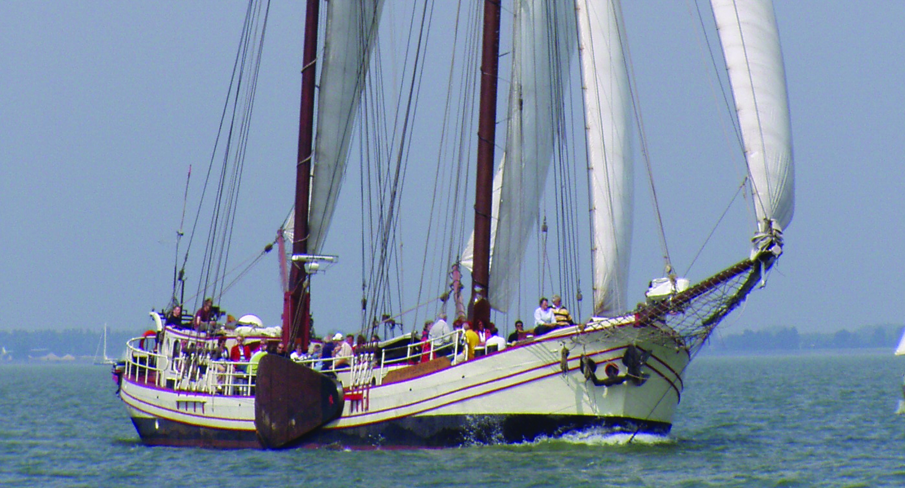 zeilen op IJsselmeer of Waddenzee met de tweemastklipper Vriendschap vanuit Monnickendam